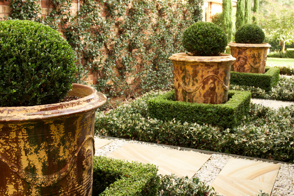 Ispirazione per un giardino formale mediterraneo esposto in pieno sole dietro casa in primavera con pavimentazioni in pietra naturale