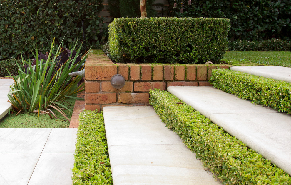 Источник вдохновения для домашнего уюта: солнечный, осенний регулярный сад на заднем дворе в средиземноморском стиле с хорошей освещенностью и покрытием из каменной брусчатки