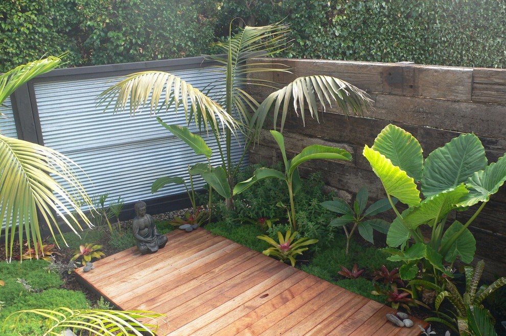 Idee per un piccolo giardino etnico esposto a mezz'ombra dietro casa con pedane