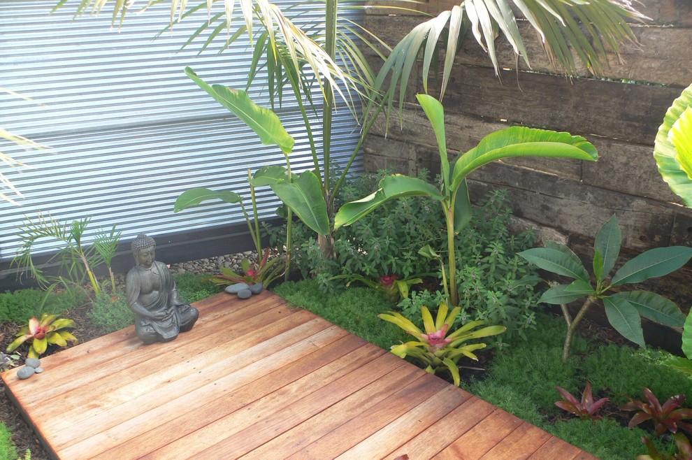 Aménagement d'un petit jardin arrière asiatique avec une exposition partiellement ombragée et une terrasse en bois.