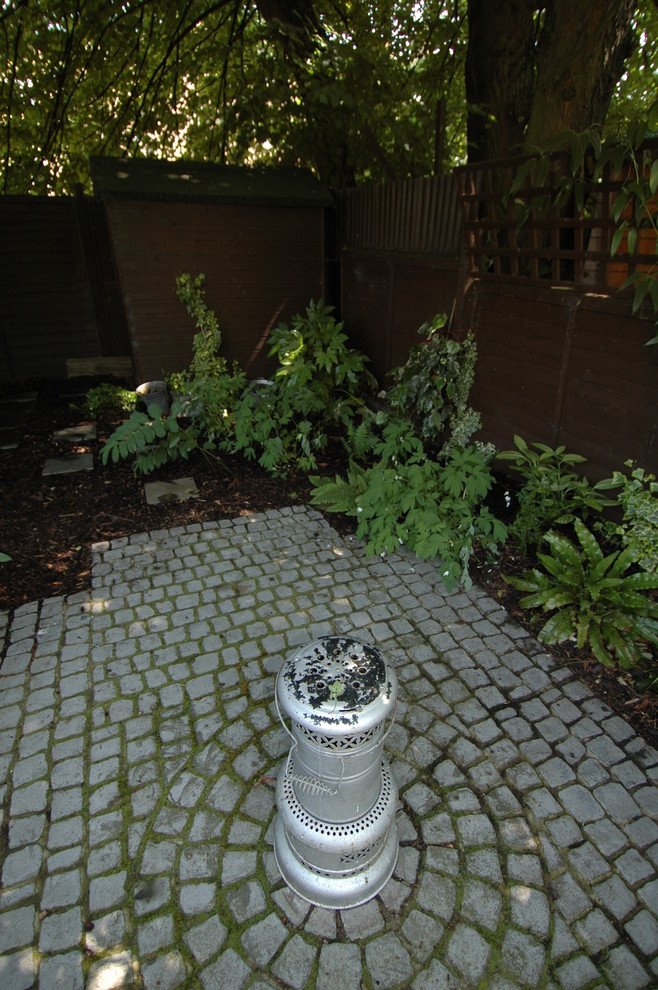 Idee per un piccolo giardino formale chic in ombra dietro casa con un giardino in vaso e pavimentazioni in cemento