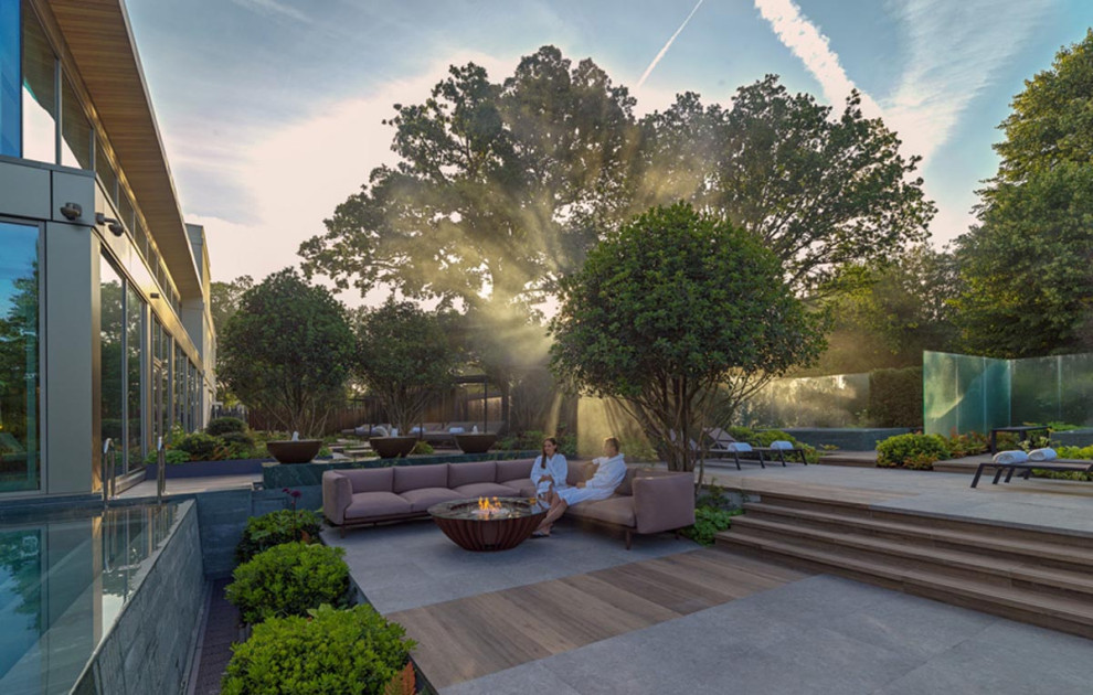 Идея дизайна: большой солнечный, весенний участок и сад на боковом дворе в современном стиле с хорошей освещенностью и покрытием из каменной брусчатки