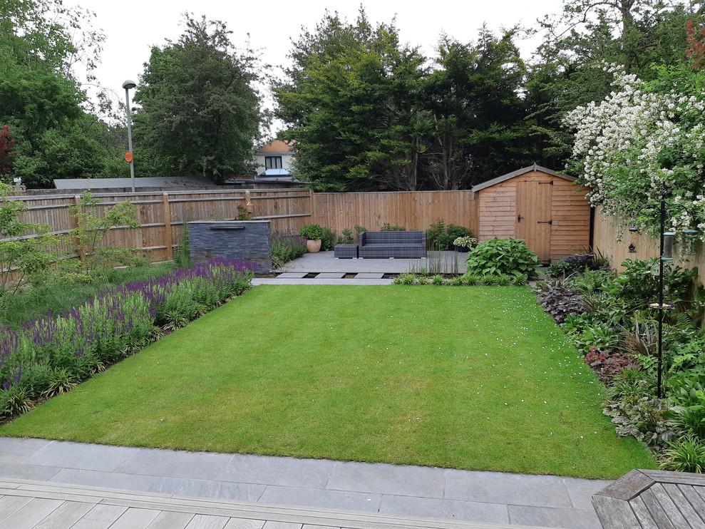 Design ideas for a medium sized contemporary back garden in Oxfordshire.