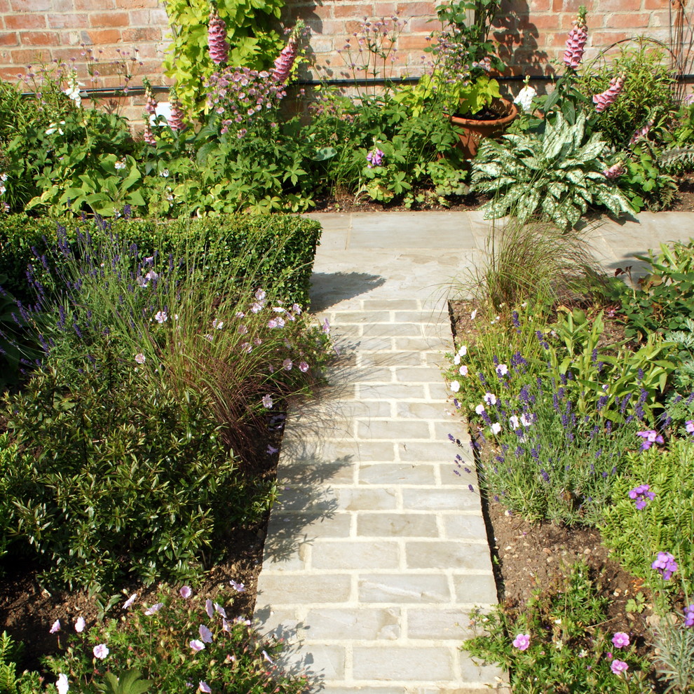Inspiration pour un petit jardin traditionnel avec une exposition partiellement ombragée et des pavés en pierre naturelle.