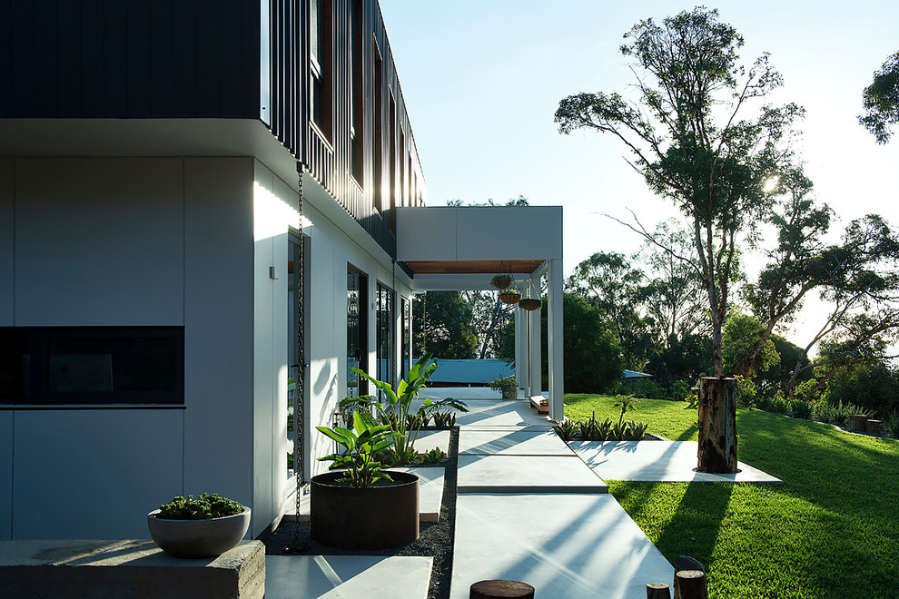 Mittelgroßer Moderner Gartenweg im Frühling, hinter dem Haus mit direkter Sonneneinstrahlung und Betonboden in Perth