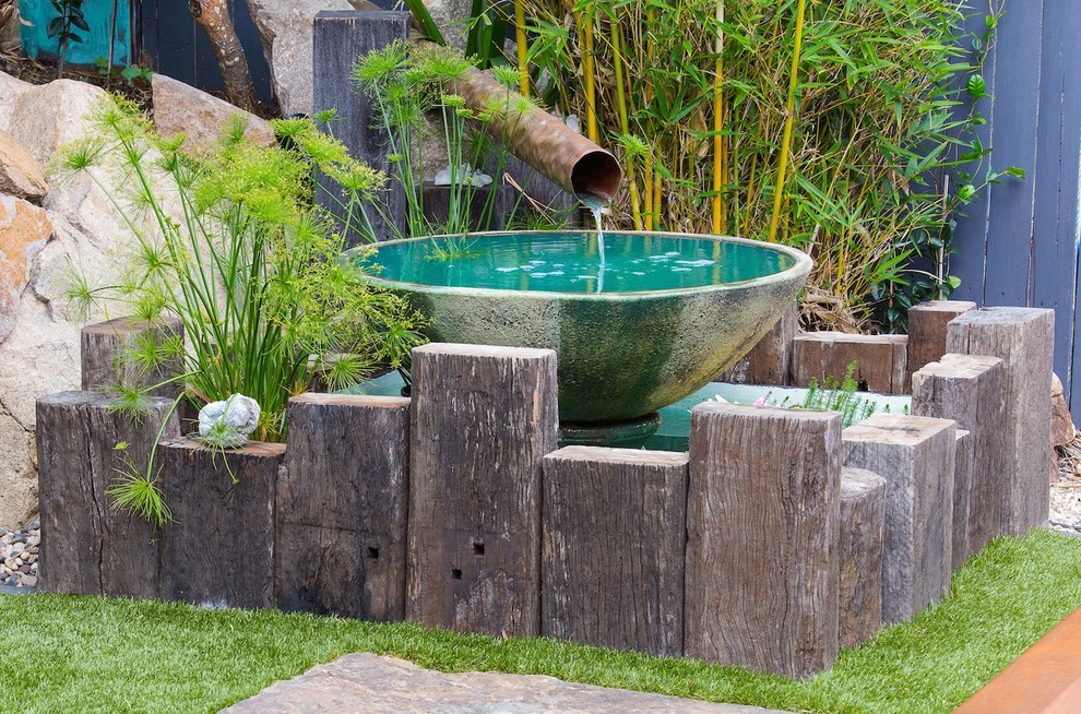 Idée de décoration pour un jardin sur cour bohème avec un point d'eau et une exposition partiellement ombragée.