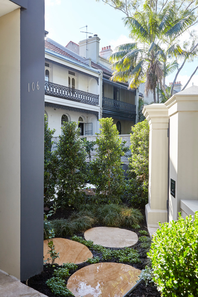 Geometrischer, Kleiner Moderner Garten im Innenhof mit Natursteinplatten in Sydney