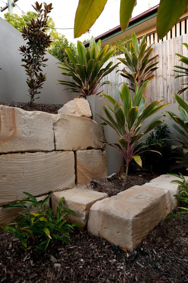 Design ideas for a contemporary landscaping in Brisbane.