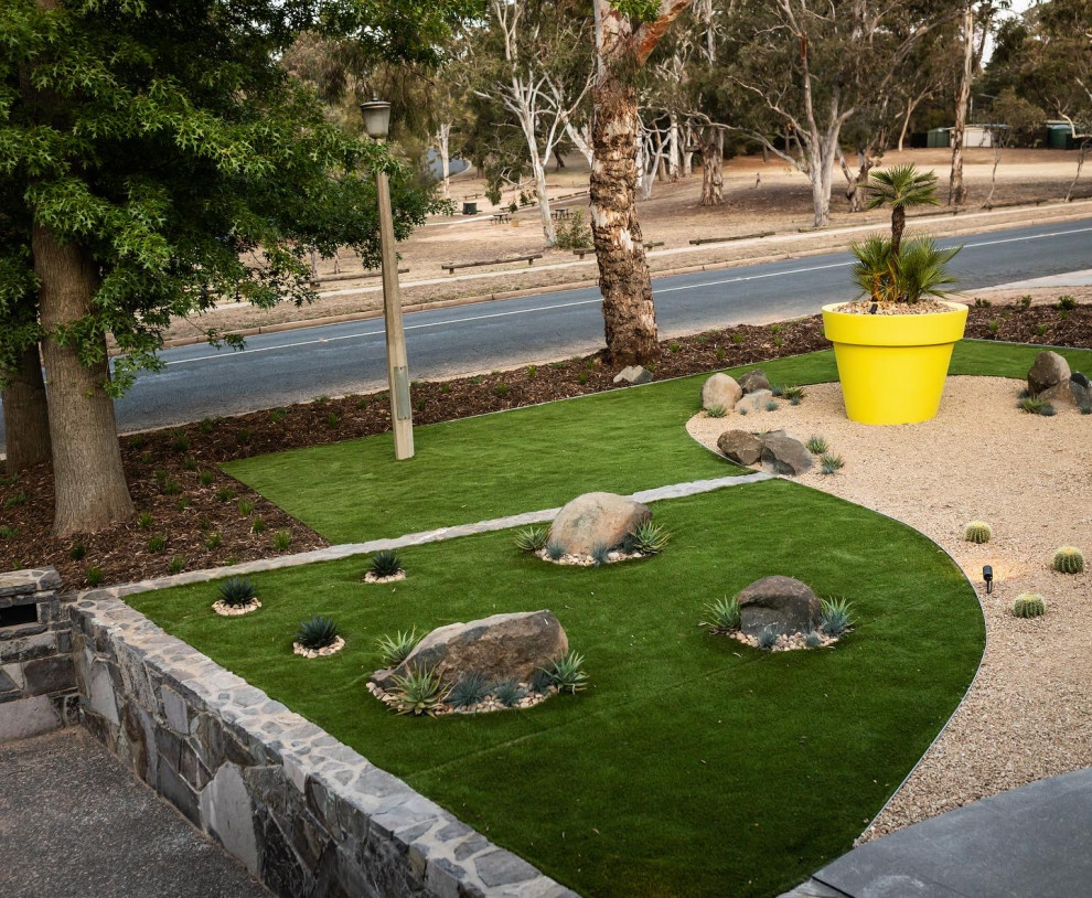 Geometrischer, Großer Mid-Century Garten im Sommer mit Steindeko und direkter Sonneneinstrahlung in Canberra - Queanbeyan