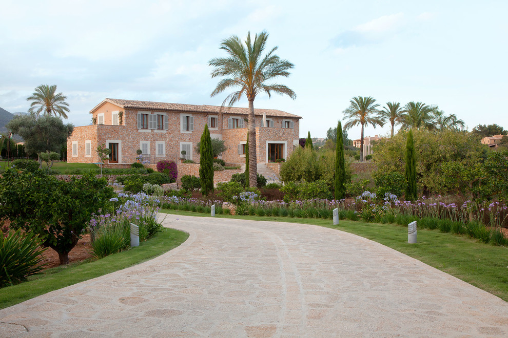 Foto de jardín mediterráneo con exposición total al sol y adoquines de piedra natural