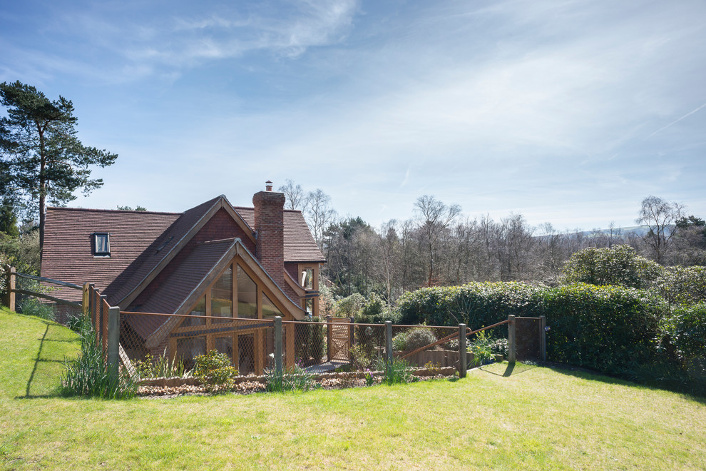Geometrischer, Großer Landhaus Garten im Sommer, neben dem Haus mit Kübelpflanzen, direkter Sonneneinstrahlung und Mulch in Sussex