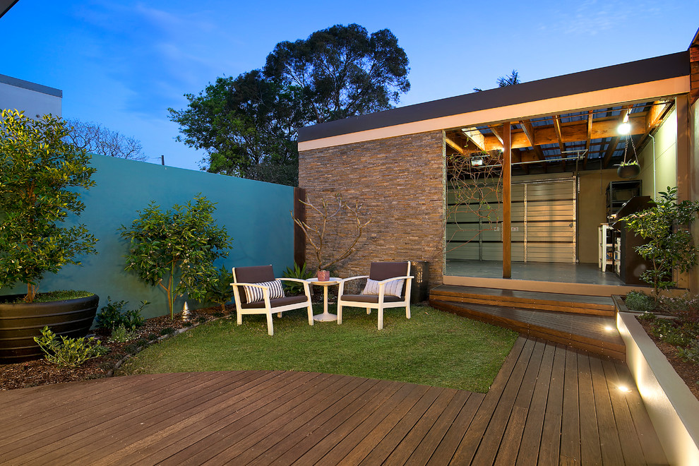 Ispirazione per un giardino minimalista dietro casa con pedane