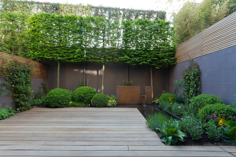Contemporary garden in Surrey with a water feature.
