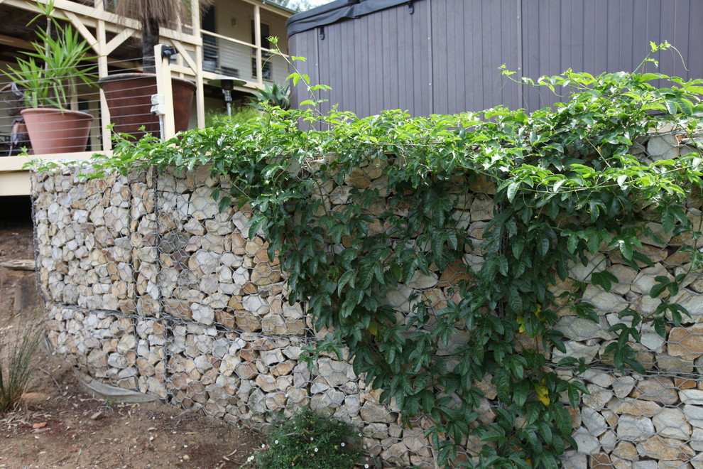 Modelo de jardín rural con muro de contención
