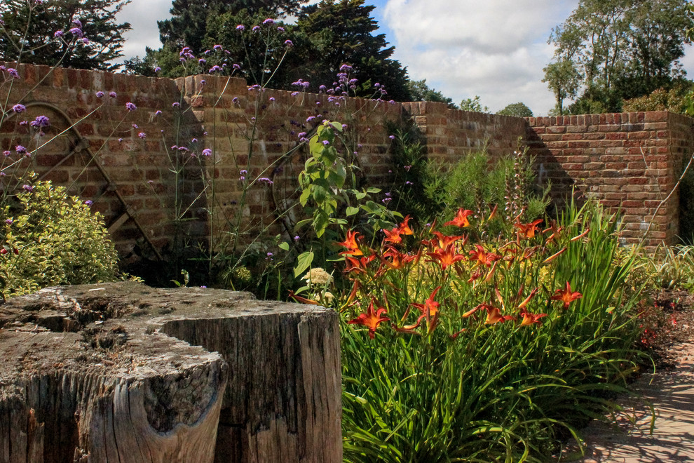 Foto di un giardino formale tradizionale esposto in pieno sole di medie dimensioni e in cortile in estate con pavimentazioni in pietra naturale