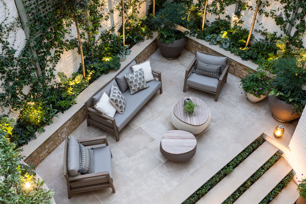 Geometrischer, Kleiner, Halbschattiger Moderner Gartenkamin hinter dem Haus mit Natursteinplatten in London