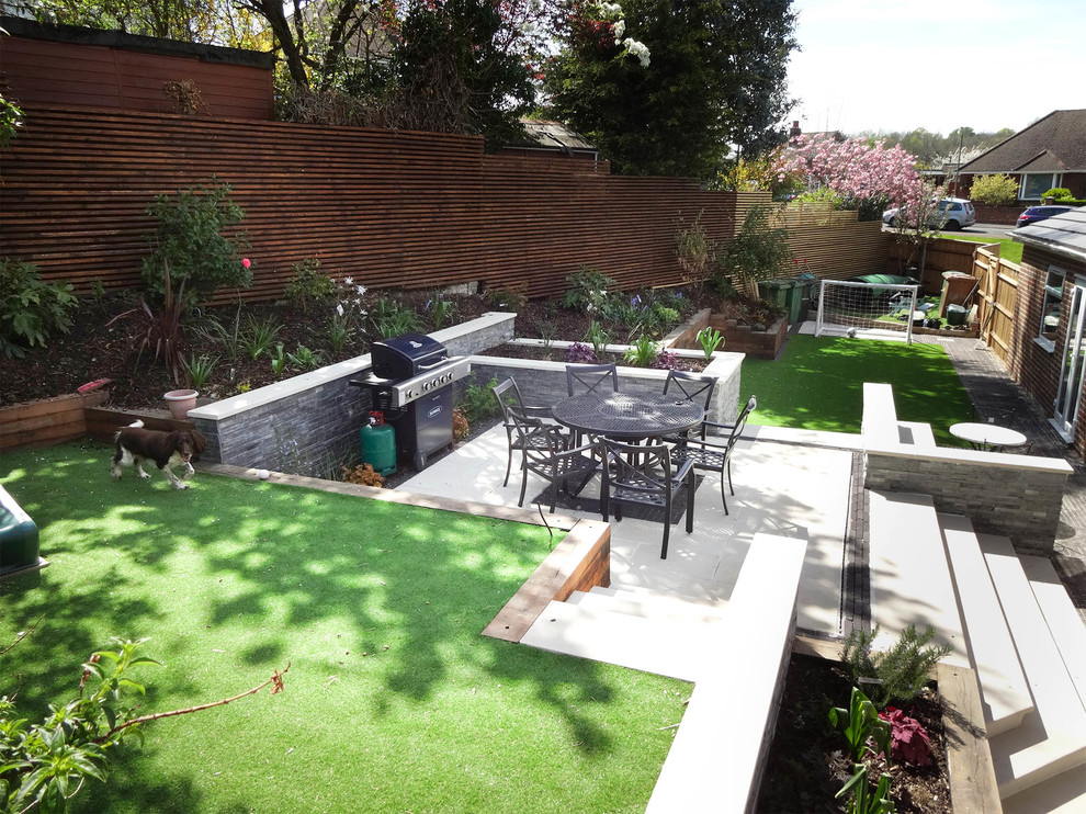 Immagine di un giardino formale contemporaneo esposto a mezz'ombra di medie dimensioni e dietro casa in estate con pavimentazioni in pietra naturale
