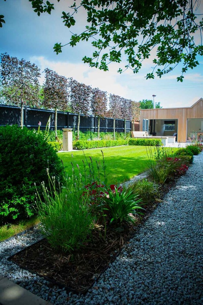 This is an example of a contemporary garden in Buckinghamshire.