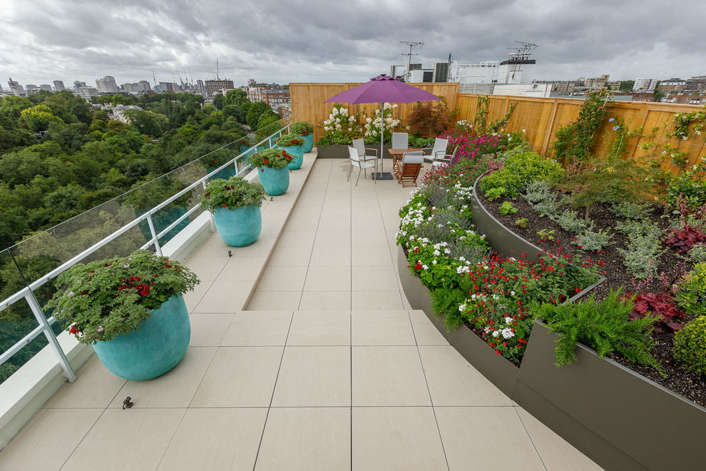 Cette image montre un jardin sur toit design de taille moyenne avec une exposition ensoleillée et des pavés en pierre naturelle.