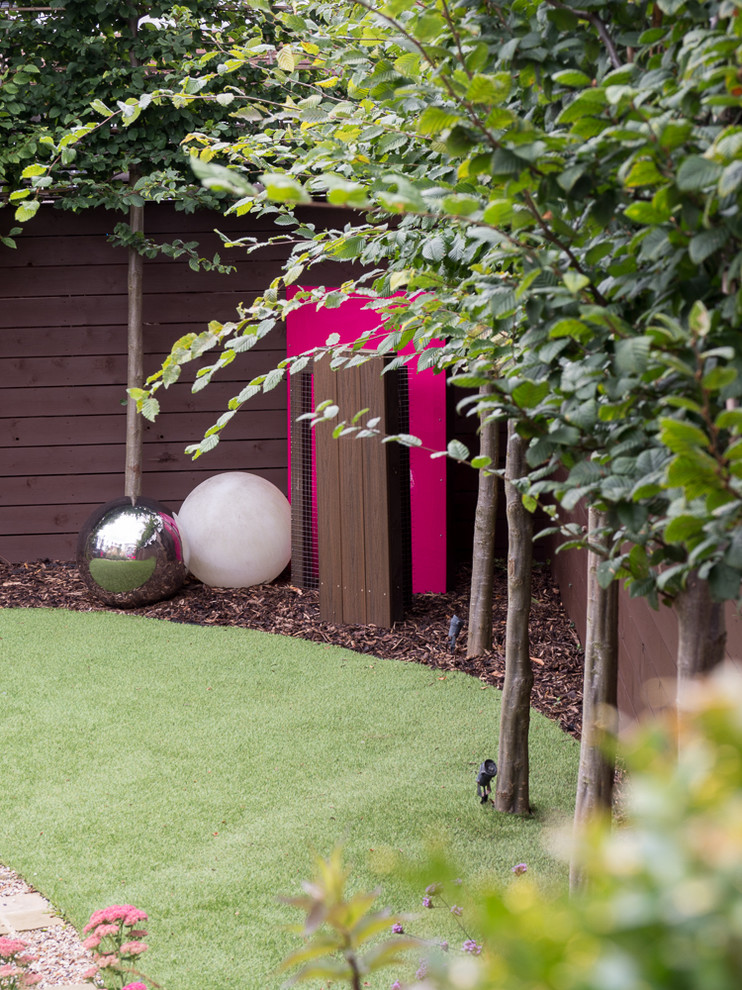 На фото: солнечный участок и сад среднего размера на заднем дворе в стиле модернизм с хорошей освещенностью с