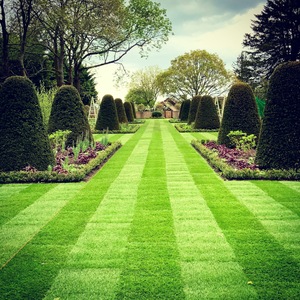 Geometrischer, Geräumiger Klassischer Garten im Sommer, hinter dem Haus mit direkter Sonneneinstrahlung und Natursteinplatten in Buckinghamshire
