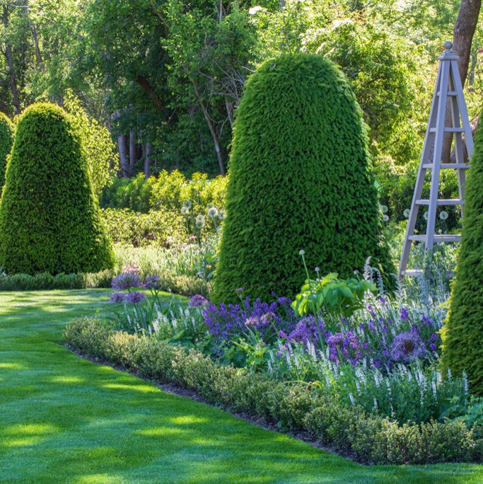 Geometrischer, Geräumiger Klassischer Garten im Sommer, hinter dem Haus mit Sichtschutz, direkter Sonneneinstrahlung und Natursteinplatten in Buckinghamshire
