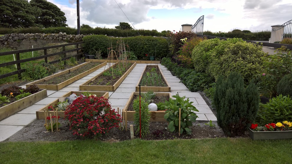 Пример оригинального дизайна: участок и сад в классическом стиле с забором