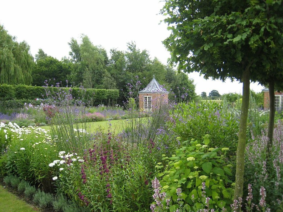 Cette photo montre un grand jardin arrière tendance avec une exposition partiellement ombragée.