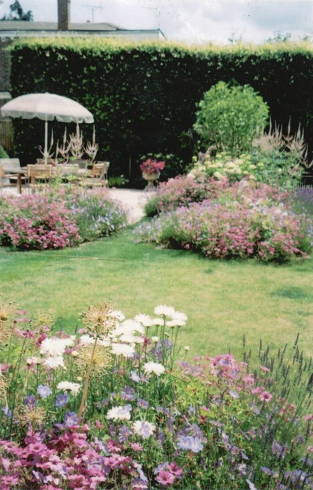 На фото: солнечный участок и сад среднего размера на заднем дворе в современном стиле с хорошей освещенностью