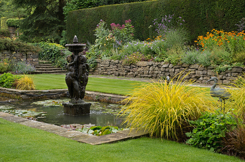 На фото: летний регулярный сад в классическом стиле с полуденной тенью
