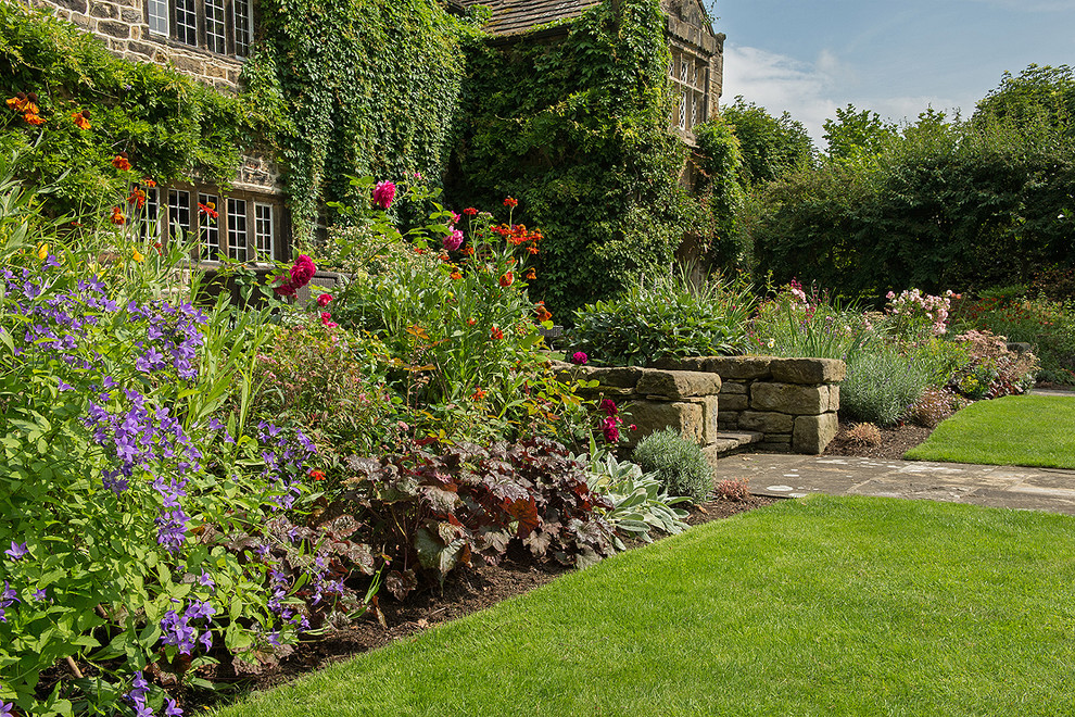Modelo de jardín clásico en verano con jardín francés y exposición parcial al sol