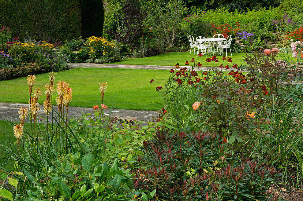 Foto di un giardino formale tradizionale esposto a mezz'ombra in estate