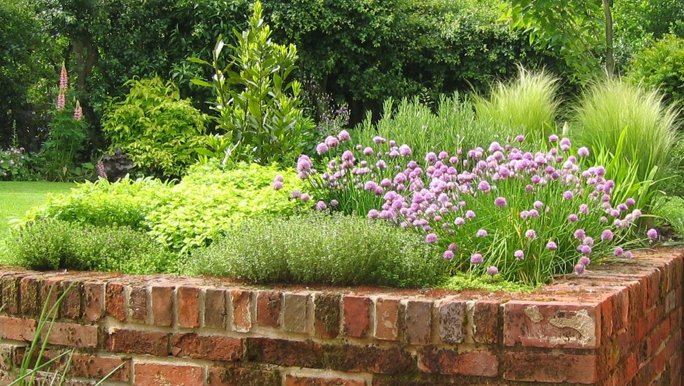Design ideas for a rustic garden in Oxfordshire.