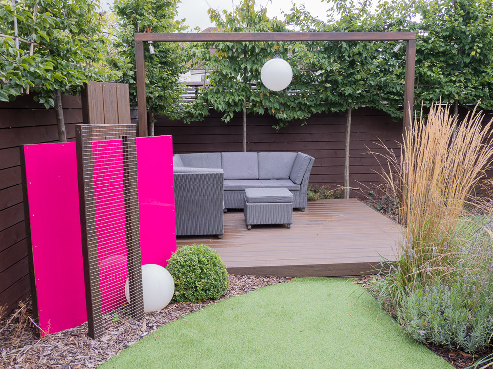 Ispirazione per un giardino minimalista esposto in pieno sole di medie dimensioni e dietro casa con pedane