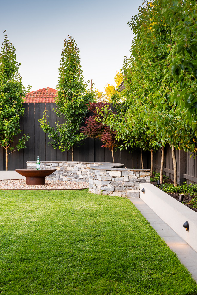 Photo of a large contemporary back garden in Melbourne with a raised bed.
