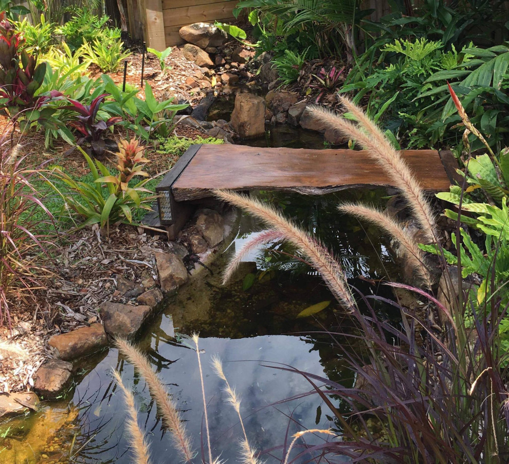 Ejemplo de jardín tropical con estanque