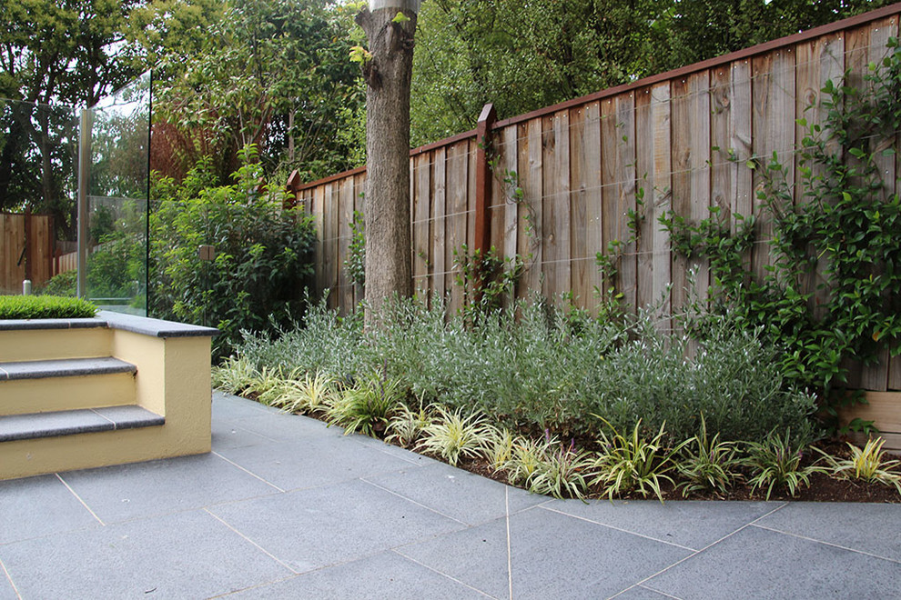 Свежая идея для дизайна: большой весенний регулярный сад на заднем дворе в стиле неоклассика (современная классика) с подпорной стенкой и покрытием из каменной брусчатки - отличное фото интерьера