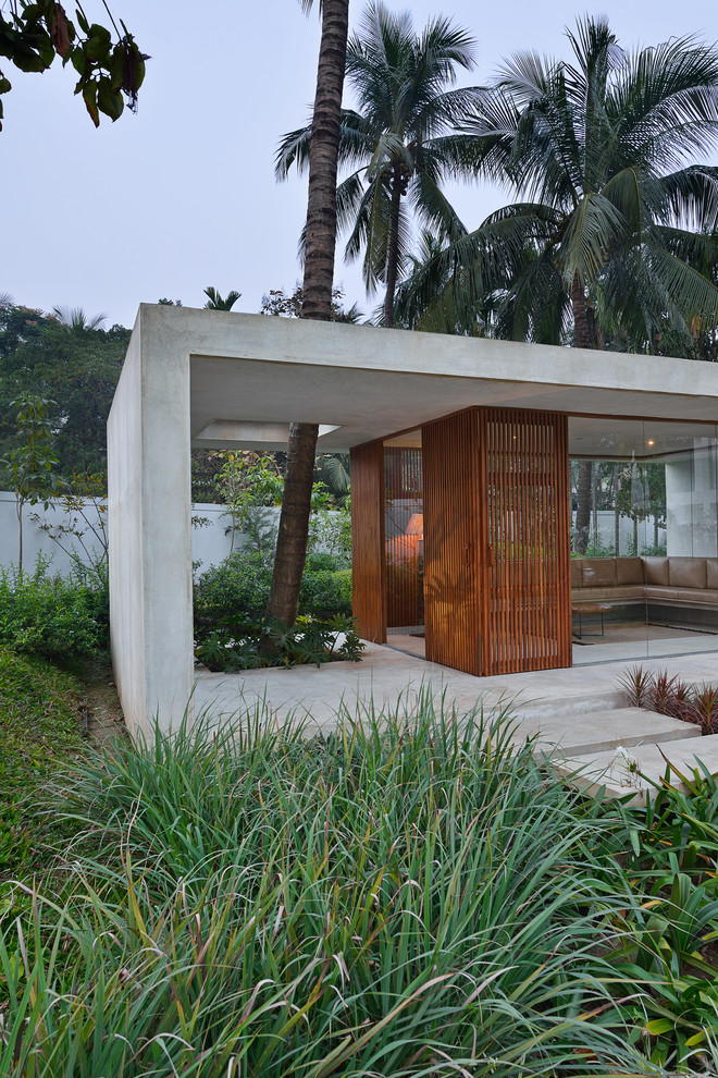 Design ideas for a contemporary garden in Kolkata.
