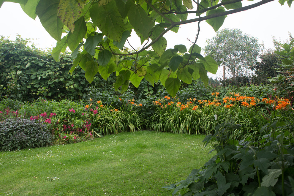 На фото: участок и сад среднего размера на заднем дворе