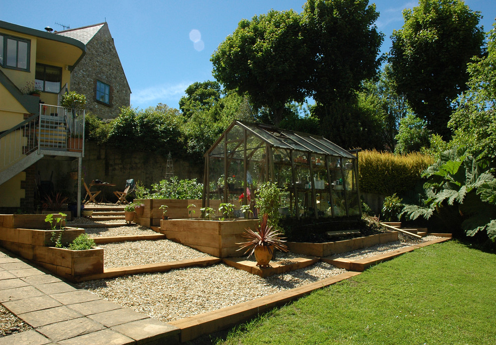 На фото: участок и сад на заднем дворе в стиле неоклассика (современная классика) с покрытием из гравия