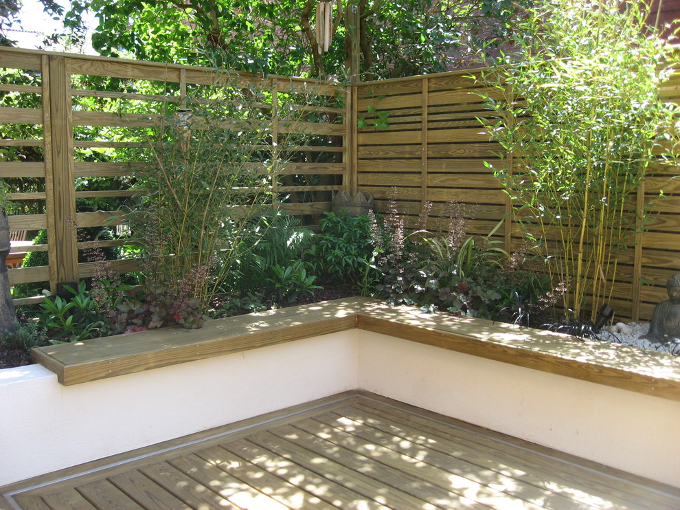 Idee per un piccolo giardino minimal esposto a mezz'ombra in cortile in estate con un muro di contenimento e pedane