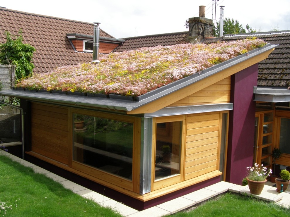 Kleiner, Geometrischer Country Dachgarten im Sommer mit direkter Sonneneinstrahlung und Mulch in Gloucestershire