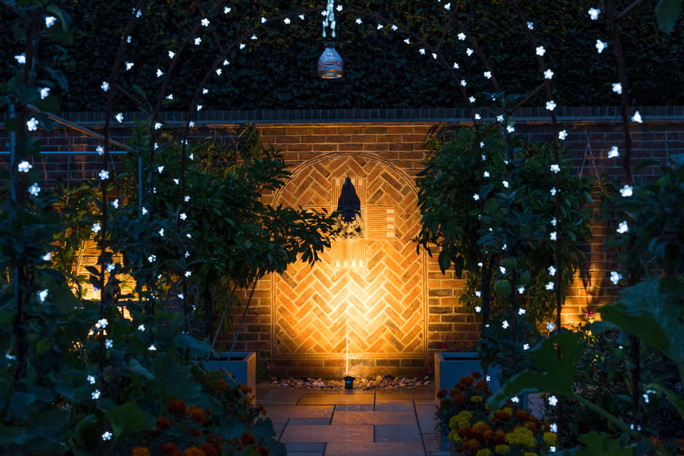 Inspiration pour un jardin latéral traditionnel de taille moyenne et l'été avec une exposition ensoleillée.
