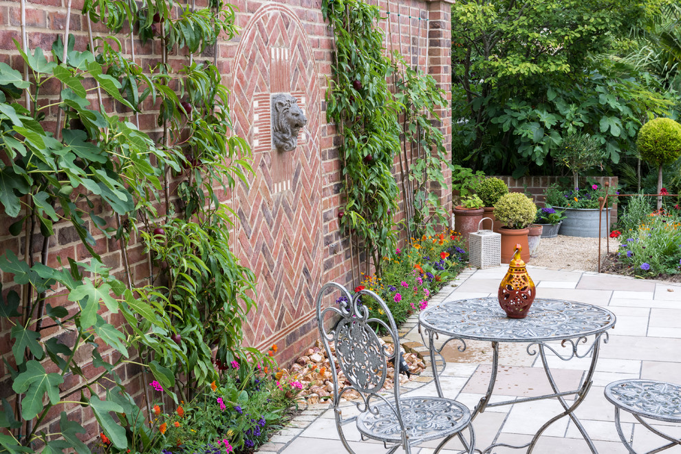Источник вдохновения для домашнего уюта: солнечный, летний участок и сад среднего размера на боковом дворе в классическом стиле с хорошей освещенностью