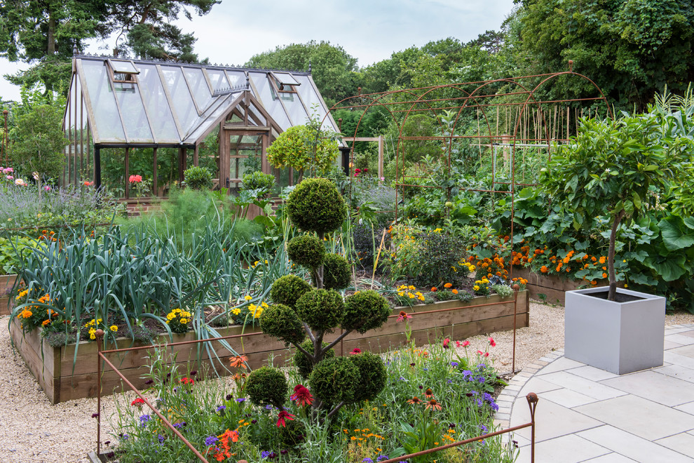 Foto di un giardino tradizionale esposto in pieno sole di medie dimensioni e nel cortile laterale in estate