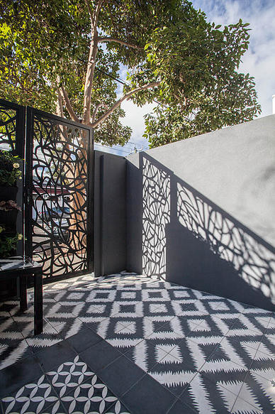 Idee per un piccolo giardino minimalista esposto a mezz'ombra in cortile