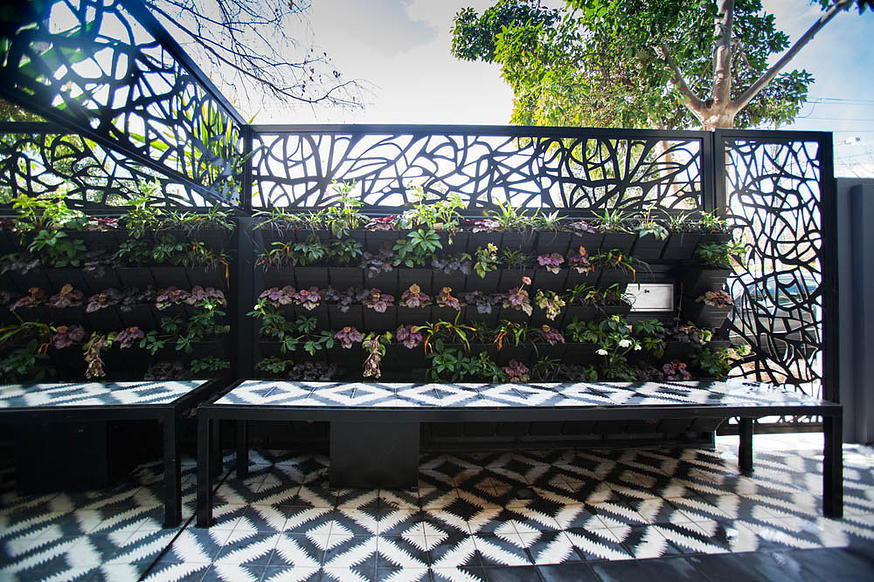 Immagine di un piccolo giardino minimalista esposto a mezz'ombra in cortile