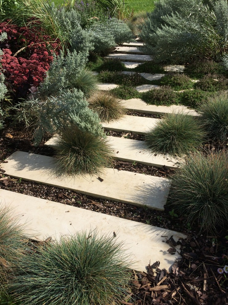 Esempio di un grande giardino country esposto in pieno sole dietro casa in estate con pavimentazioni in pietra naturale