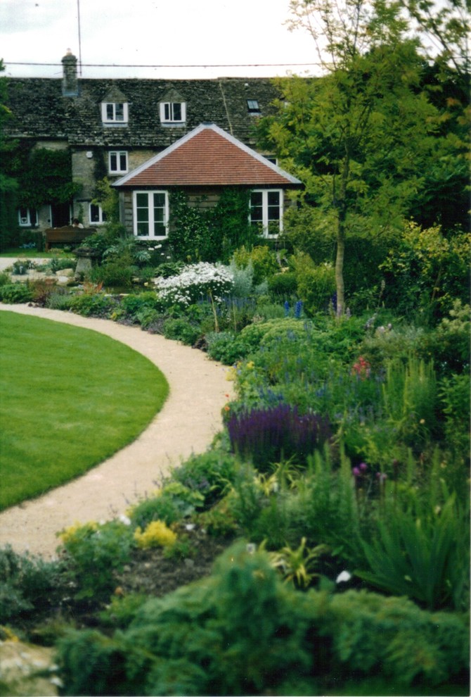 Источник вдохновения для домашнего уюта: большой солнечный, летний участок и сад на заднем дворе в классическом стиле с хорошей освещенностью и покрытием из гравия