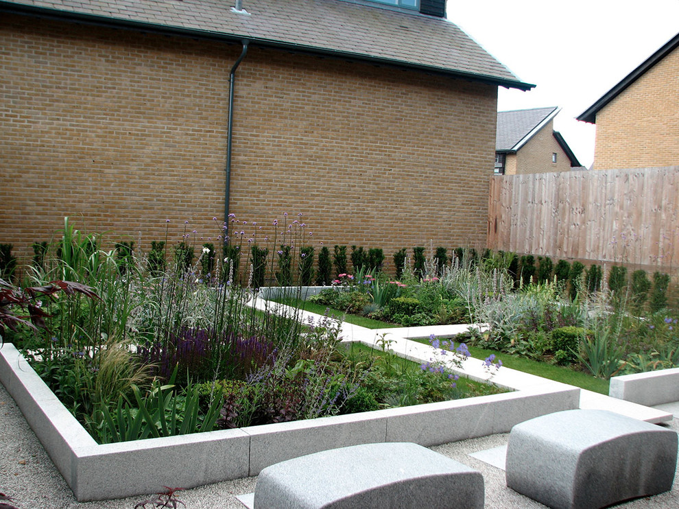 Foto di un giardino moderno con pavimentazioni in pietra naturale
